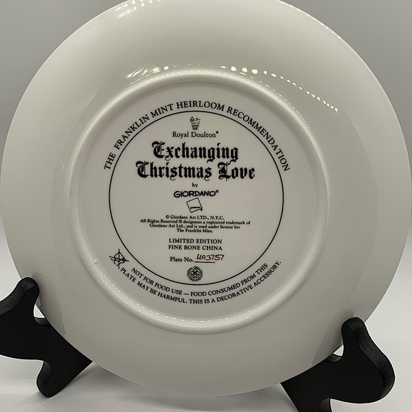 Auth Limited Edition Franklin Mint “Exchanging Christmas Love” Decorative Plate - Picture 2 of 5